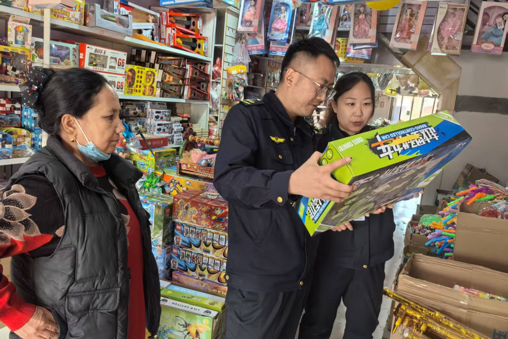 九游娱乐平台:“小玩具”关乎“大安全”墨玉市监护航无忧童年(图2)