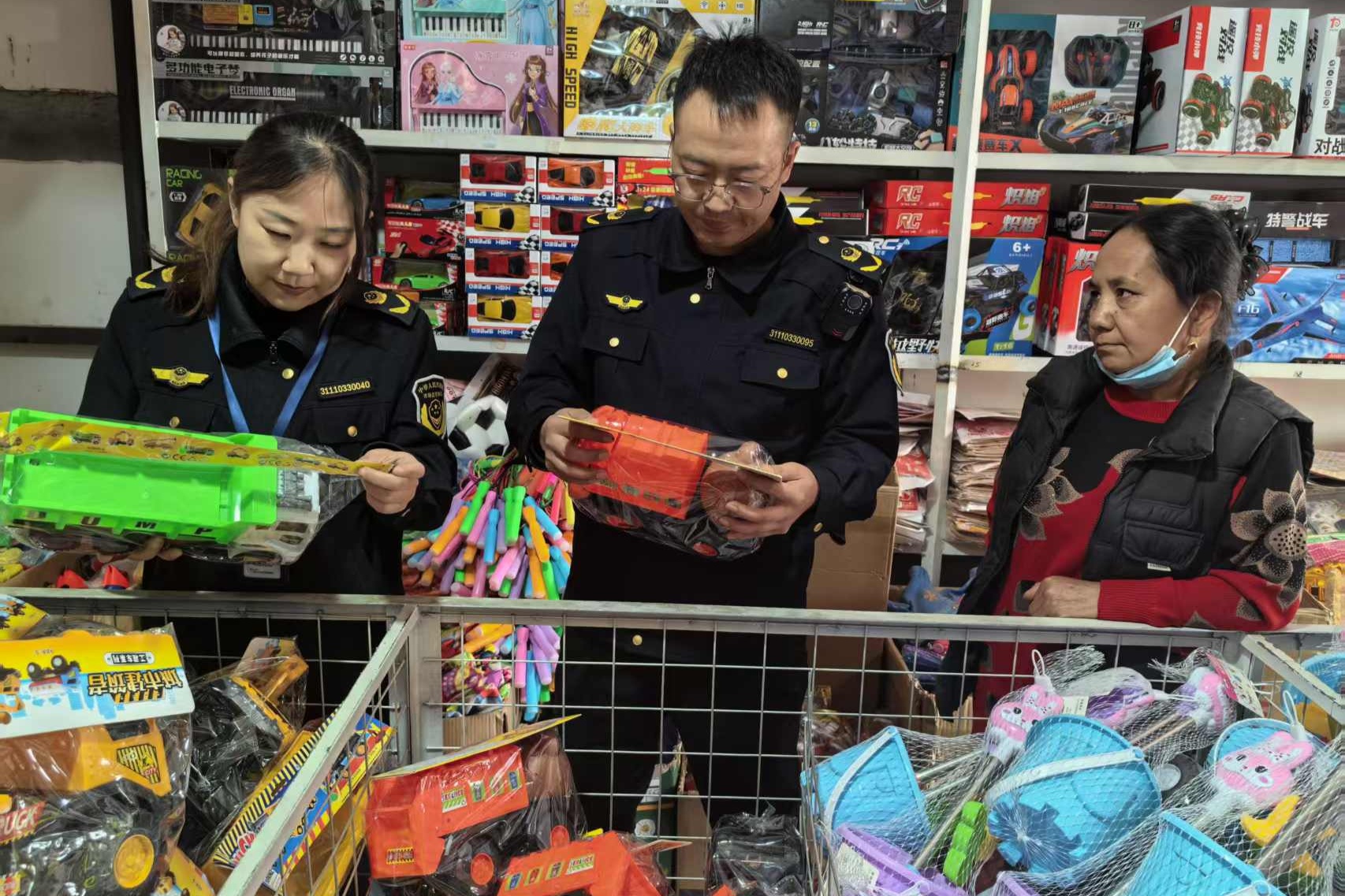 九游娱乐平台:“小玩具”关乎“大安全”墨玉市监护航无忧童年(图1)