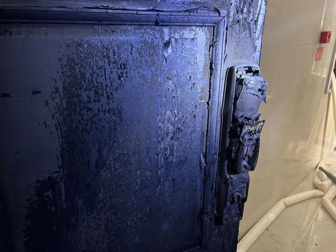 九游娱乐网站:巴掌大玩具车让一家5口陷入危机!这类隐患你家也有→(图2)