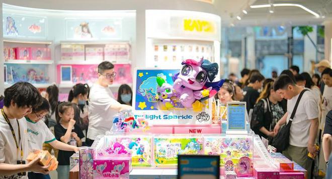 九游娱乐平台:“玩”出更多花样——“六一”礼物里的消费新趋势(图3)