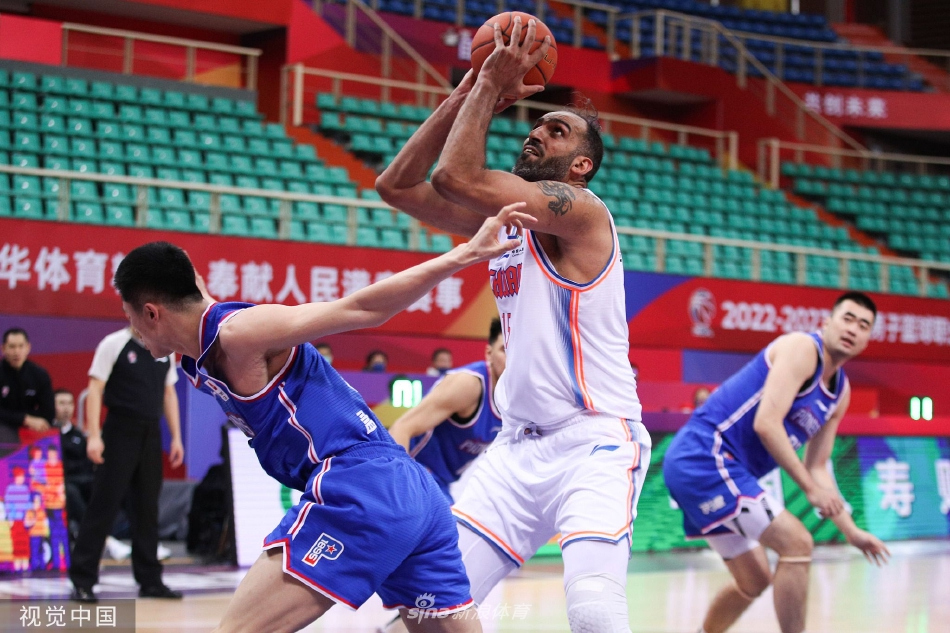 九游娱乐网站:亲切的金子趴在桌子上生猴子(图1)