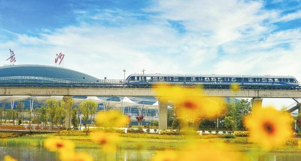 九游娱乐网站:【链上湖南——现代化产业体系调研行】湖南快速磁浮“贴地飞行”(图1)