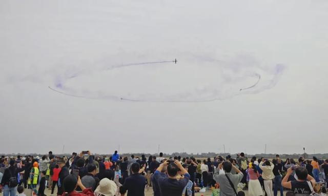 九游娱乐:吃着鸡排和拌粉看中外飞机竞技这是航空产业发展带来的新生活方式(图2)