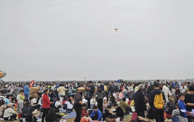 九游娱乐:吃着鸡排和拌粉看中外飞机竞技这是航空产业发展带来的新生活方式(图7)