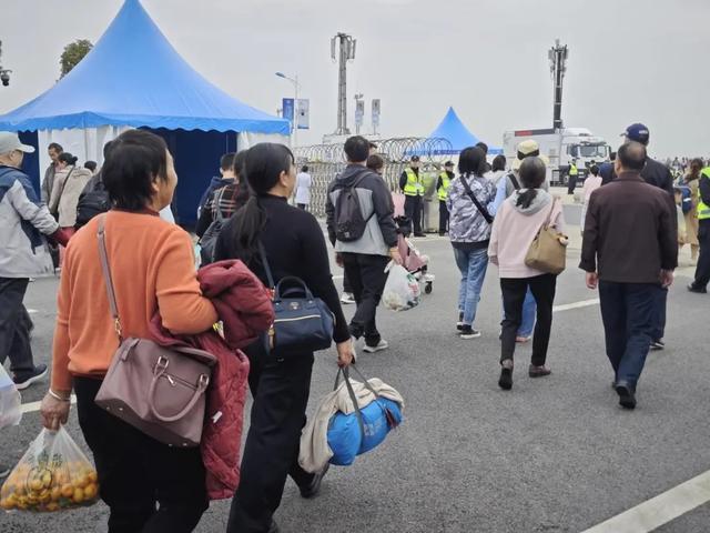 九游娱乐:吃着鸡排和拌粉看中外飞机竞技这是航空产业发展带来的新生活方式(图6)