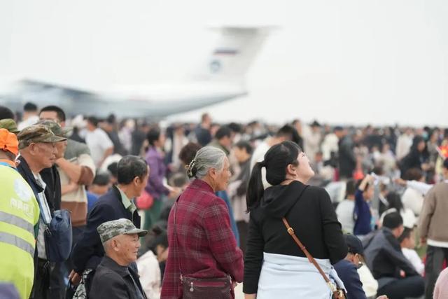 九游娱乐:吃着鸡排和拌粉看中外飞机竞技这是航空产业发展带来的新生活方式(图10)