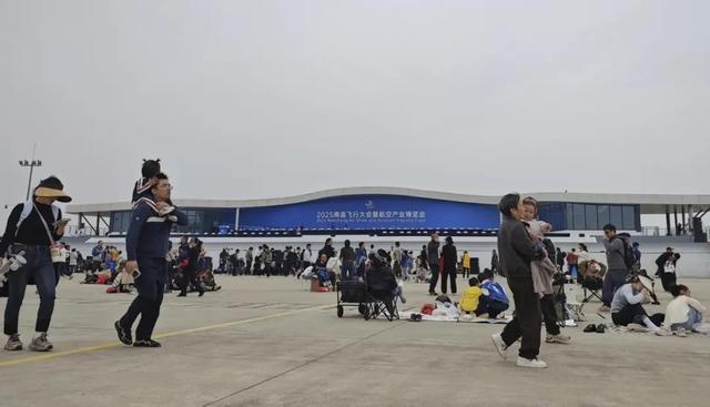 九游娱乐:吃着鸡排和拌粉看中外飞机竞技这是航空产业发展带来的新生活方式(图9)