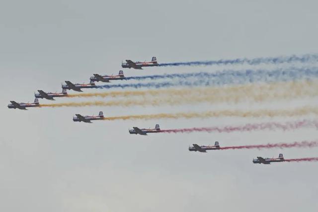 九游娱乐:吃着鸡排和拌粉看中外飞机竞技这是航空产业发展带来的新生活方式(图17)