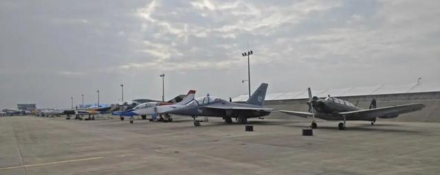 九游娱乐:吃着鸡排和拌粉看中外飞机竞技这是航空产业发展带来的新生活方式(图19)