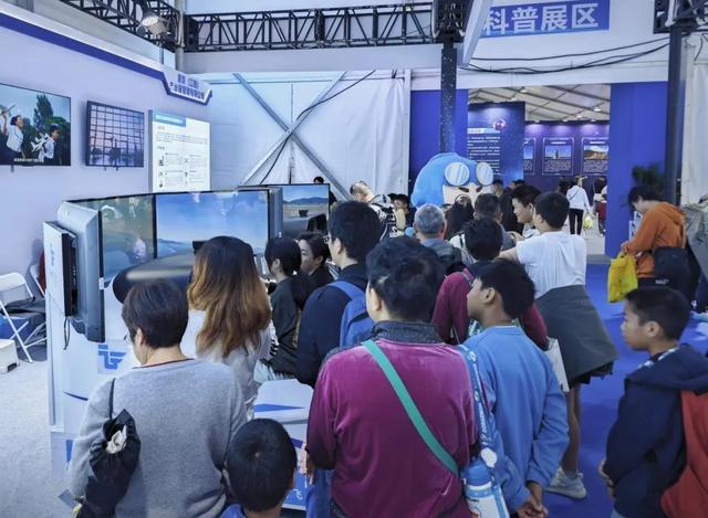 九游娱乐:吃着鸡排和拌粉看中外飞机竞技这是航空产业发展带来的新生活方式(图16)