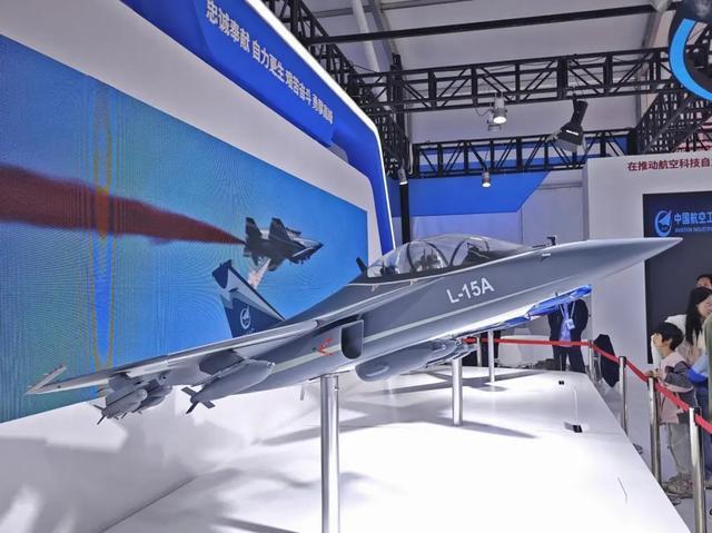 九游娱乐:吃着鸡排和拌粉看中外飞机竞技这是航空产业发展带来的新生活方式(图15)