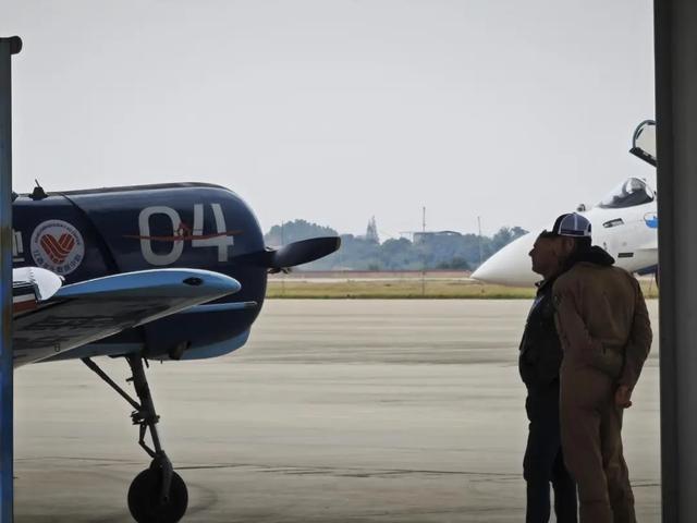 九游娱乐:吃着鸡排和拌粉看中外飞机竞技这是航空产业发展带来的新生活方式(图21)