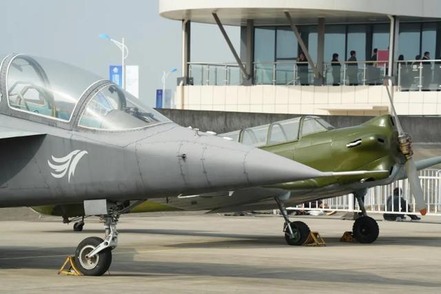 九游娱乐:吃着鸡排和拌粉看中外飞机竞技这是航空产业发展带来的新生活方式(图20)