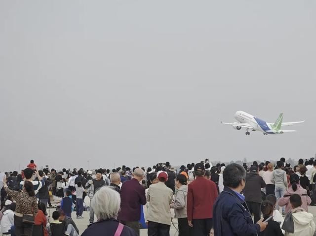 九游娱乐:吃着鸡排和拌粉看中外飞机竞技这是航空产业发展带来的新生活方式(图24)